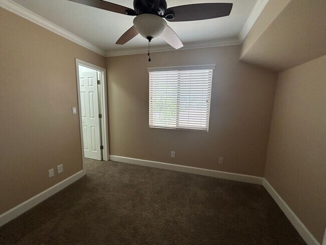 Building Photo - 4 Bedroom 2 Bath Greenfield Park Home