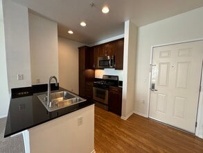 Building Photo - Stunning 1Bd/1Ba Condo in The Heart of Irv...