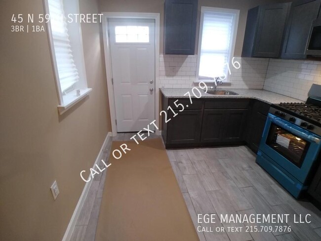 Building Photo - Large 3 bed home - Washer/Dryer - Central ...