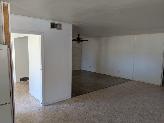 Building Photo - 1439 N Alamo Rd