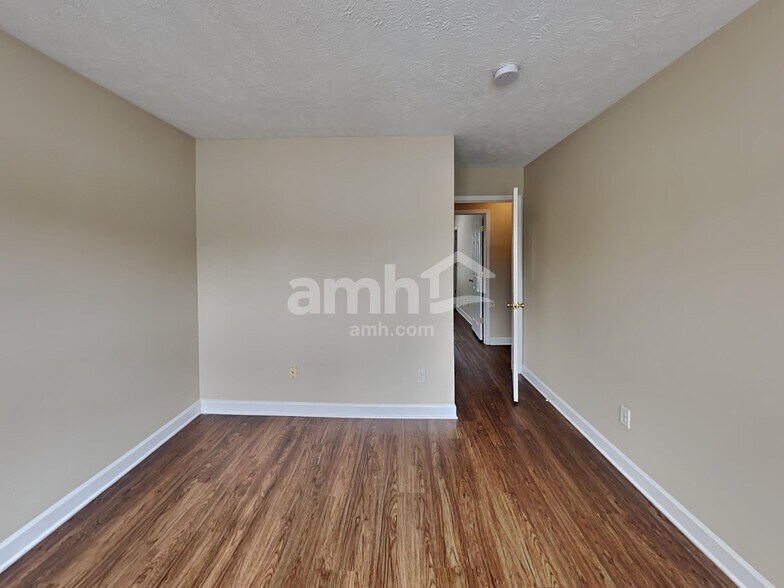 Building Photo - 8026 Meadowview Ln