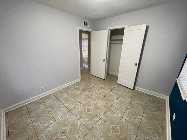 Building Photo - 18626 Golfview Ave