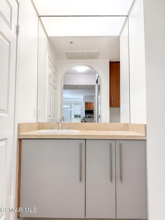 Building Photo - 620 S Gramercy Pl
