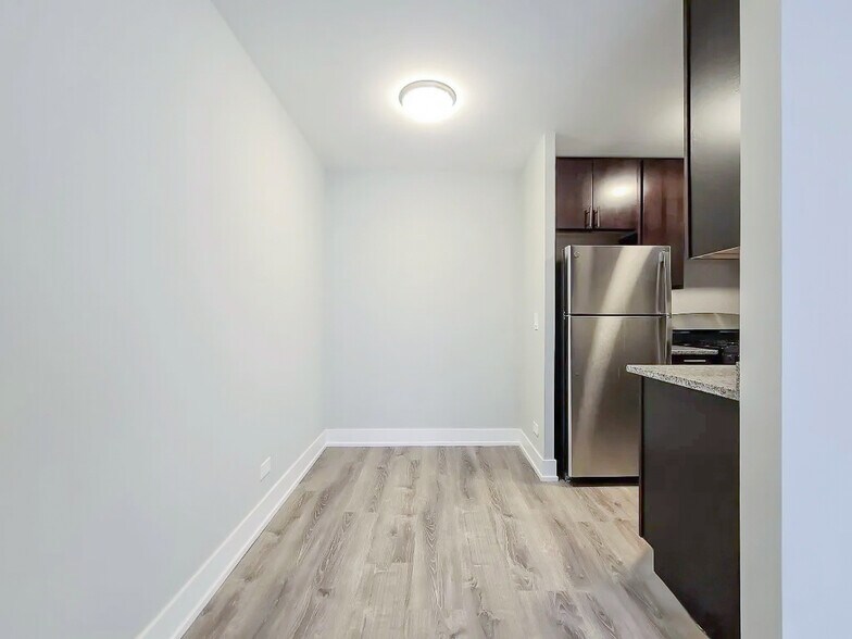 Building Photo - 525 W Surf St