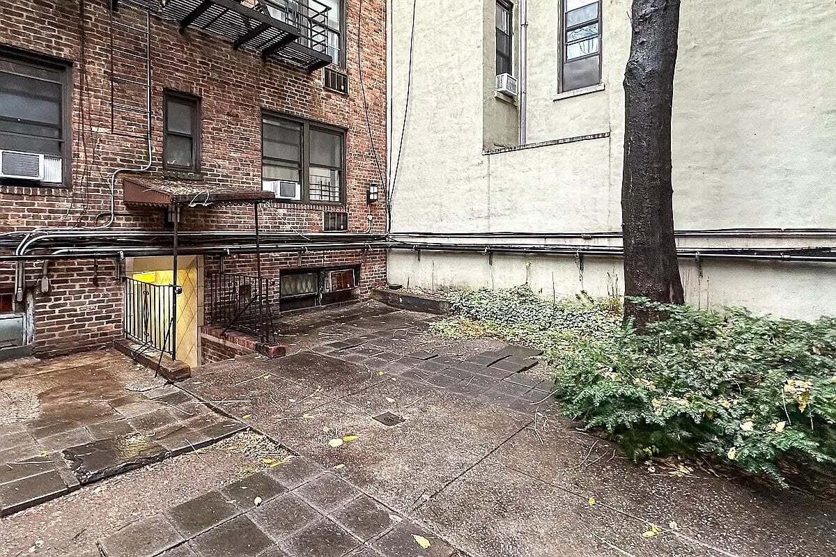 Building Photo - 32 Cornelia St