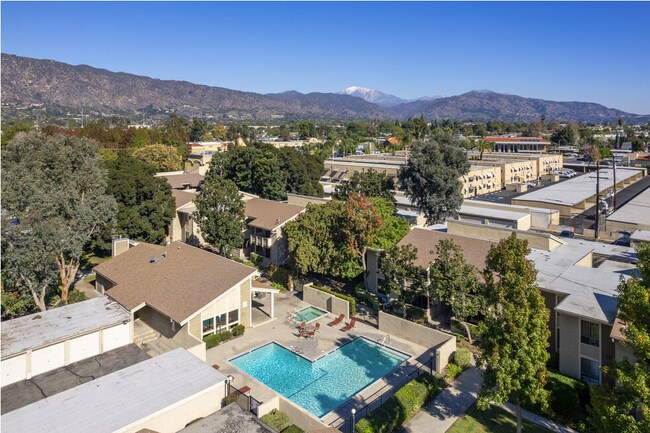 Building Photo - Stunning Bright and Completely Remodeled A...