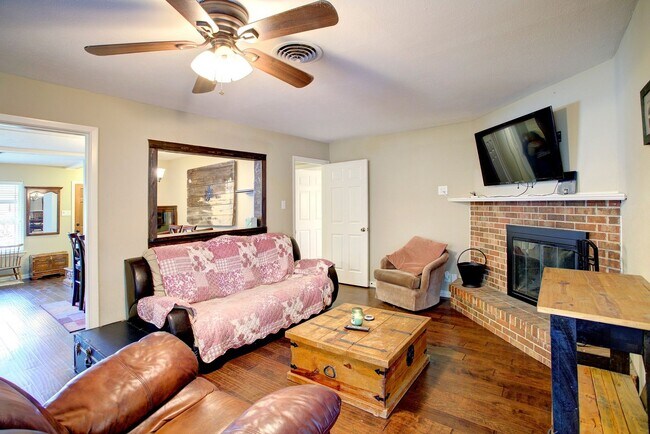 Building Photo - 4 Bd, 2 Ba for Lease | N. Arlington