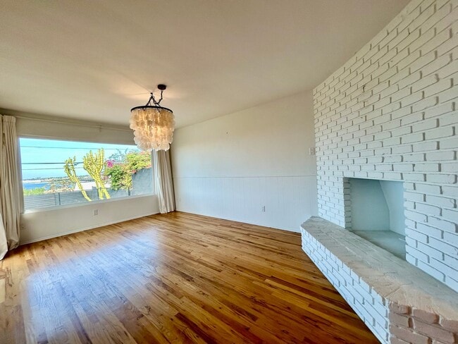 Building Photo - Stunning 3 Bedroom with Pool and Views in ...