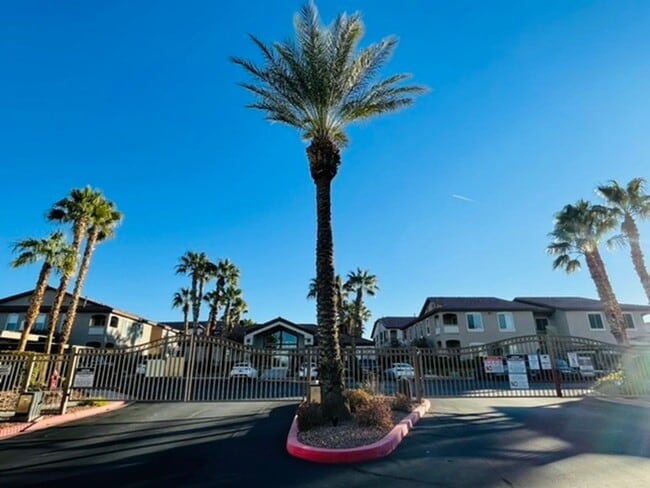 Building Photo - 2305 W Horizon Ridge Pkwy