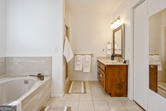Building Photo - 1223 Settlebench Ln
