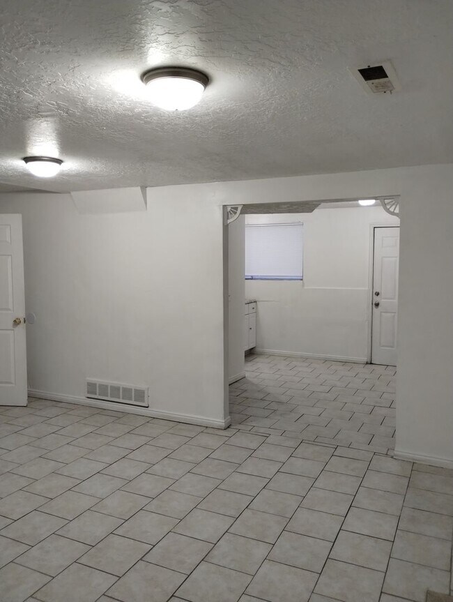 Building Photo - 3193 Meadowlark Dr