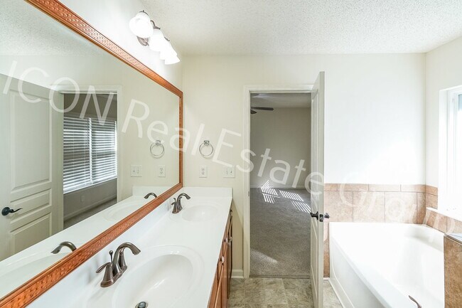 Building Photo - 2/2.5 end unit townhome in Woodstock