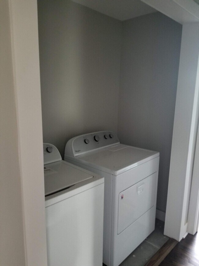 Building Photo - 643 E Meyer Blvd