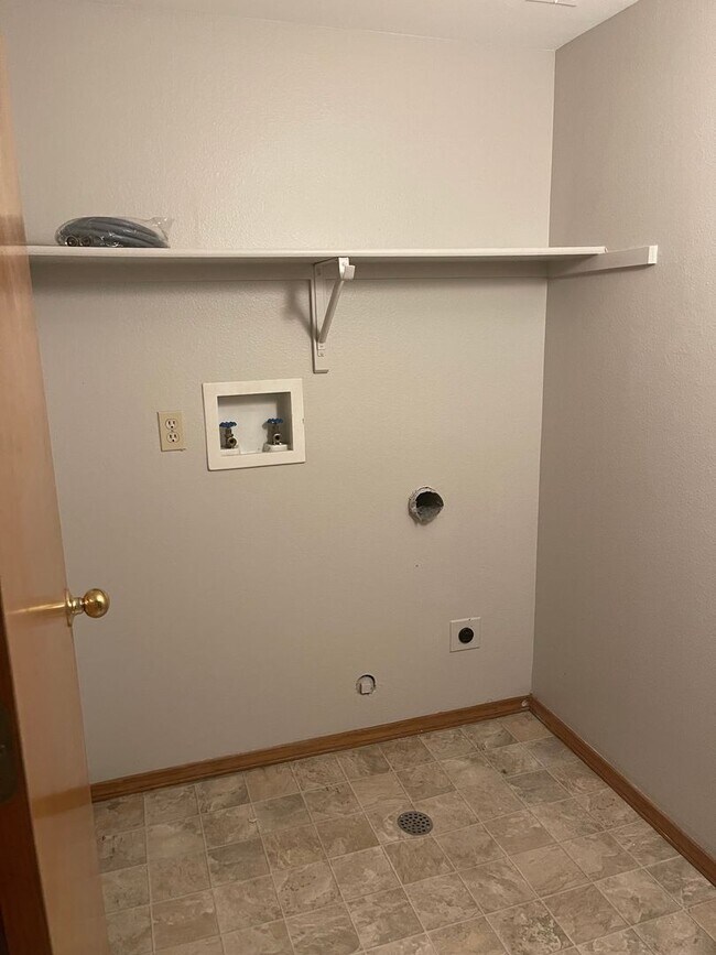 Building Photo - $2323 | 3BR/3.5BA | Cute House for Rent in Briargate