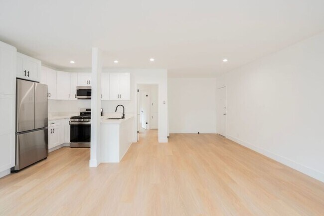 Building Photo - 937 N Orange Grove Ave