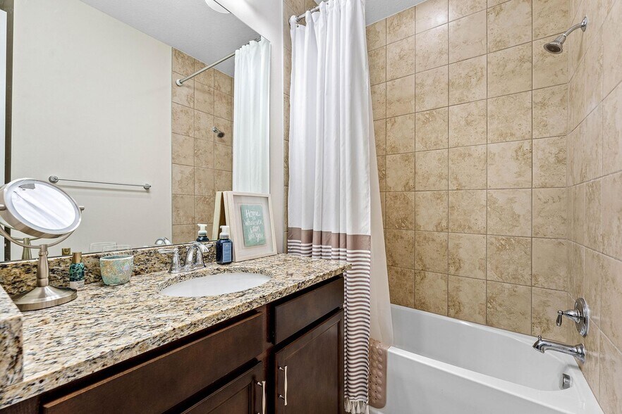 Building Photo - 16280 Oakview Dr