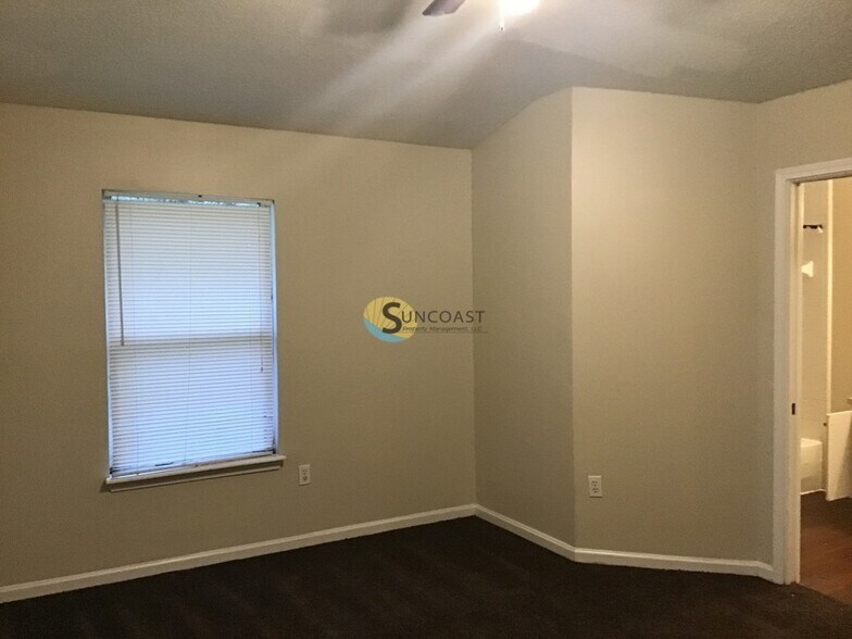 Building Photo - 5550 Oak Crossing Dr