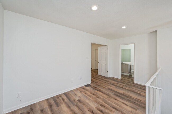 Building Photo - Spacious townhouse with large 2nd floor covered patio!