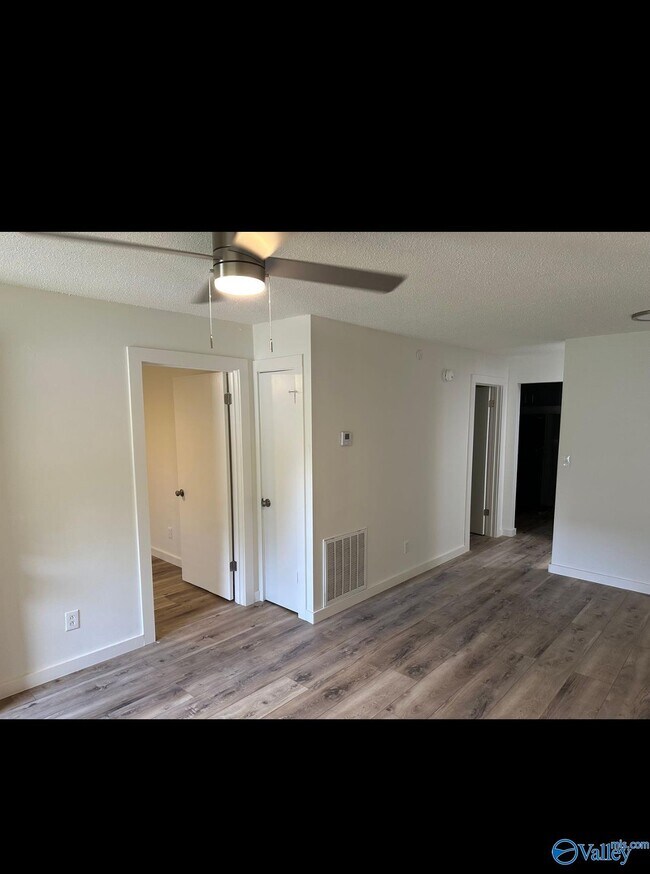 Building Photo - 1114 NW Oakwood Ave