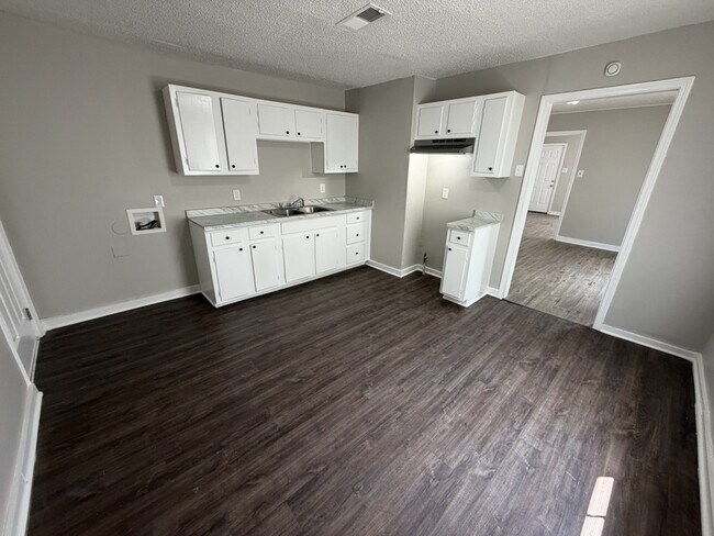 Building Photo - 2156 Ethlyn Ave