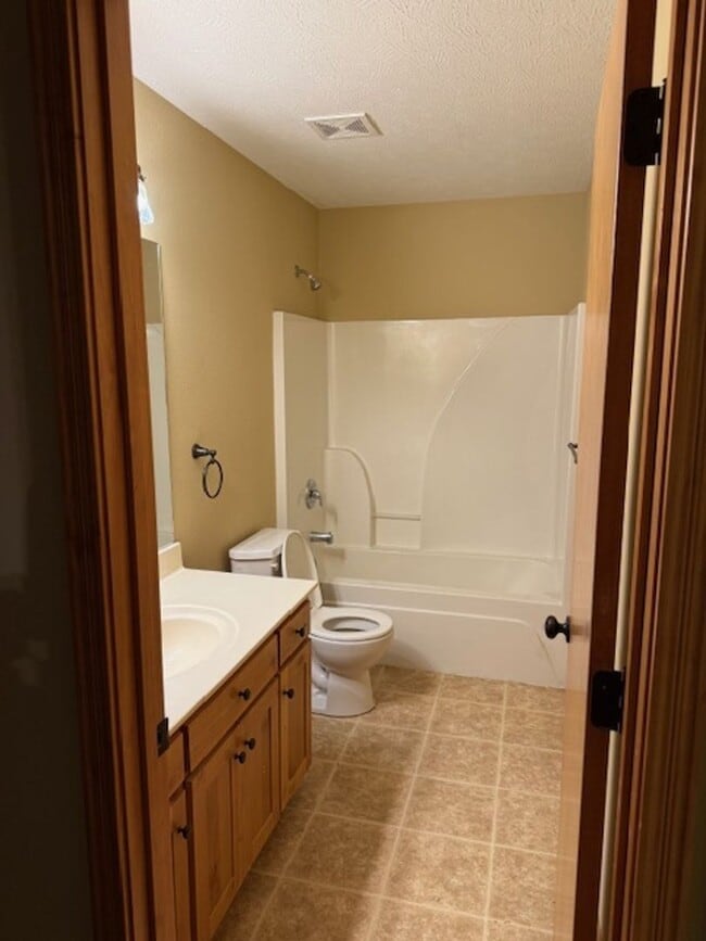 Building Photo - Southeast/Oak Grove Area!