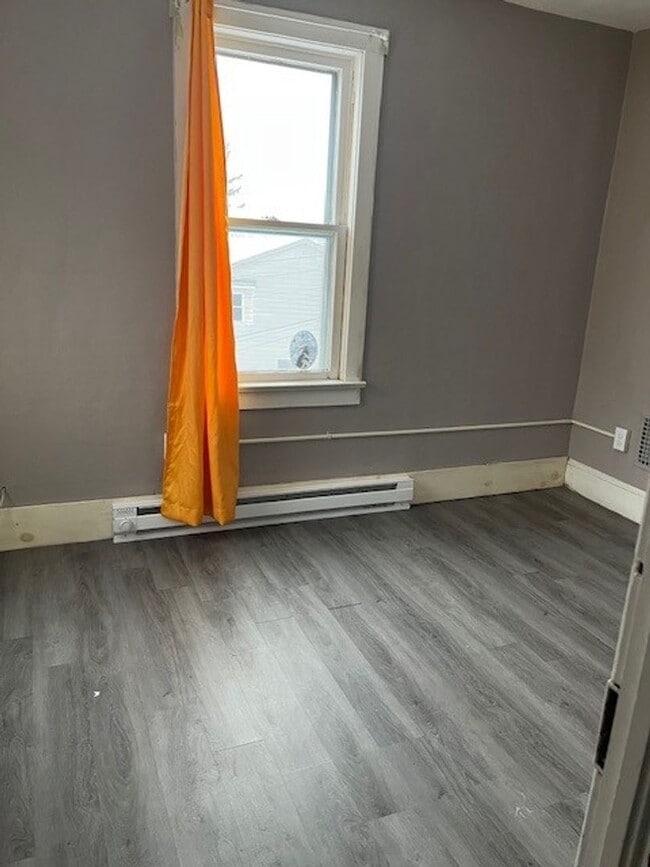 Building Photo - 3 bedroom 1.5 bathroom