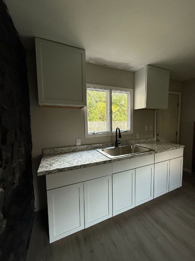 Building Photo - 3-Bedroom Gem on Marseilles Street with Sp...
