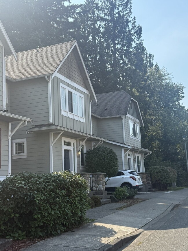 Building Photo - Gorgeous 2 Bedroom 3 bath Townhome Availab...