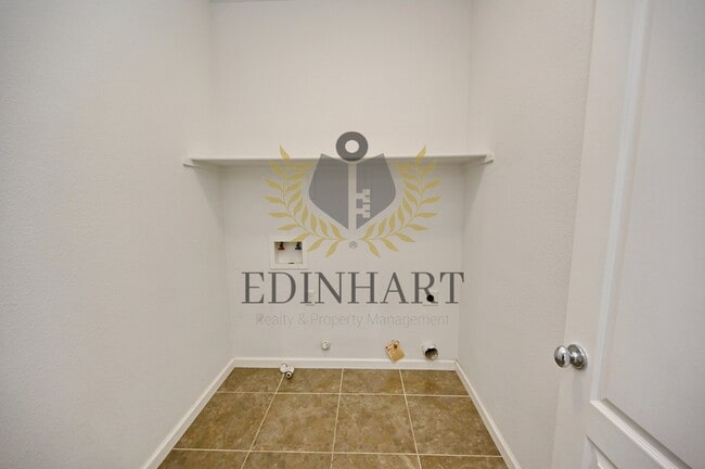 Building Photo - 3238 Lahar Ln