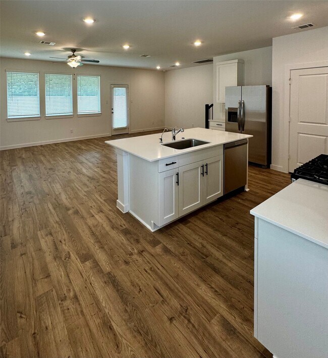 Building Photo - 2142 Olivos St