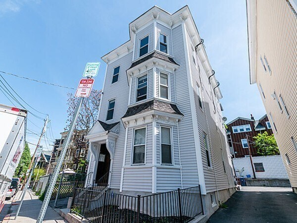 Building Photo - 154 Boylston St