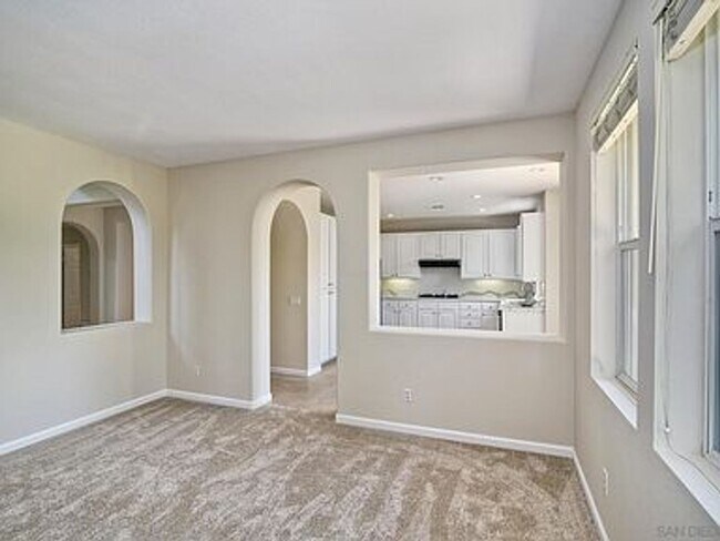 Building Photo - Stylish Torrey Santa Fe Living – 4 Bed, 2....