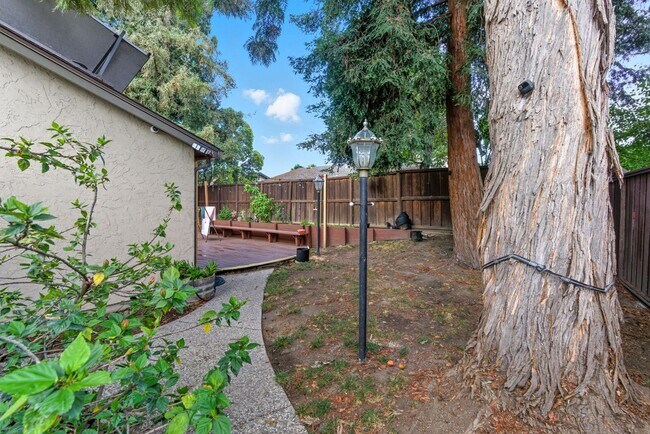 Building Photo - Welcome to elegant living in the heart of ...