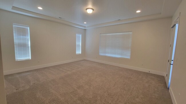 Building Photo - Washington Fields 4 bed | 3 1/2 bath | 3 c...