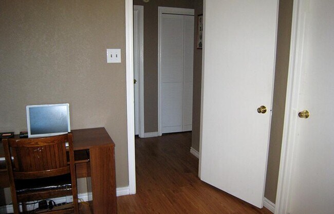 Building Photo - 2406 High Hollow Dr