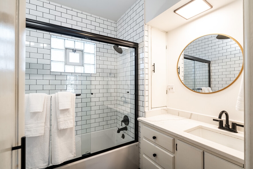 Building Photo - 535 W Montclaire Ave