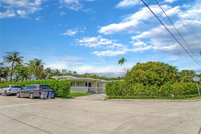Building Photo - 9300 Bay Dr