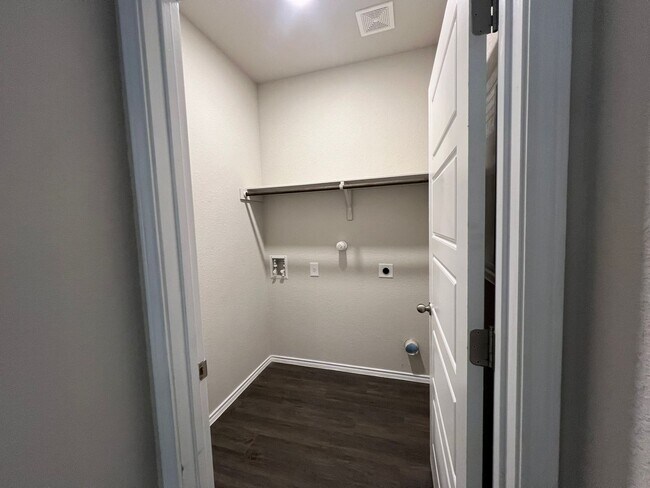 Building Photo - Luxury 3/2 Duplex in Seguin, Texas