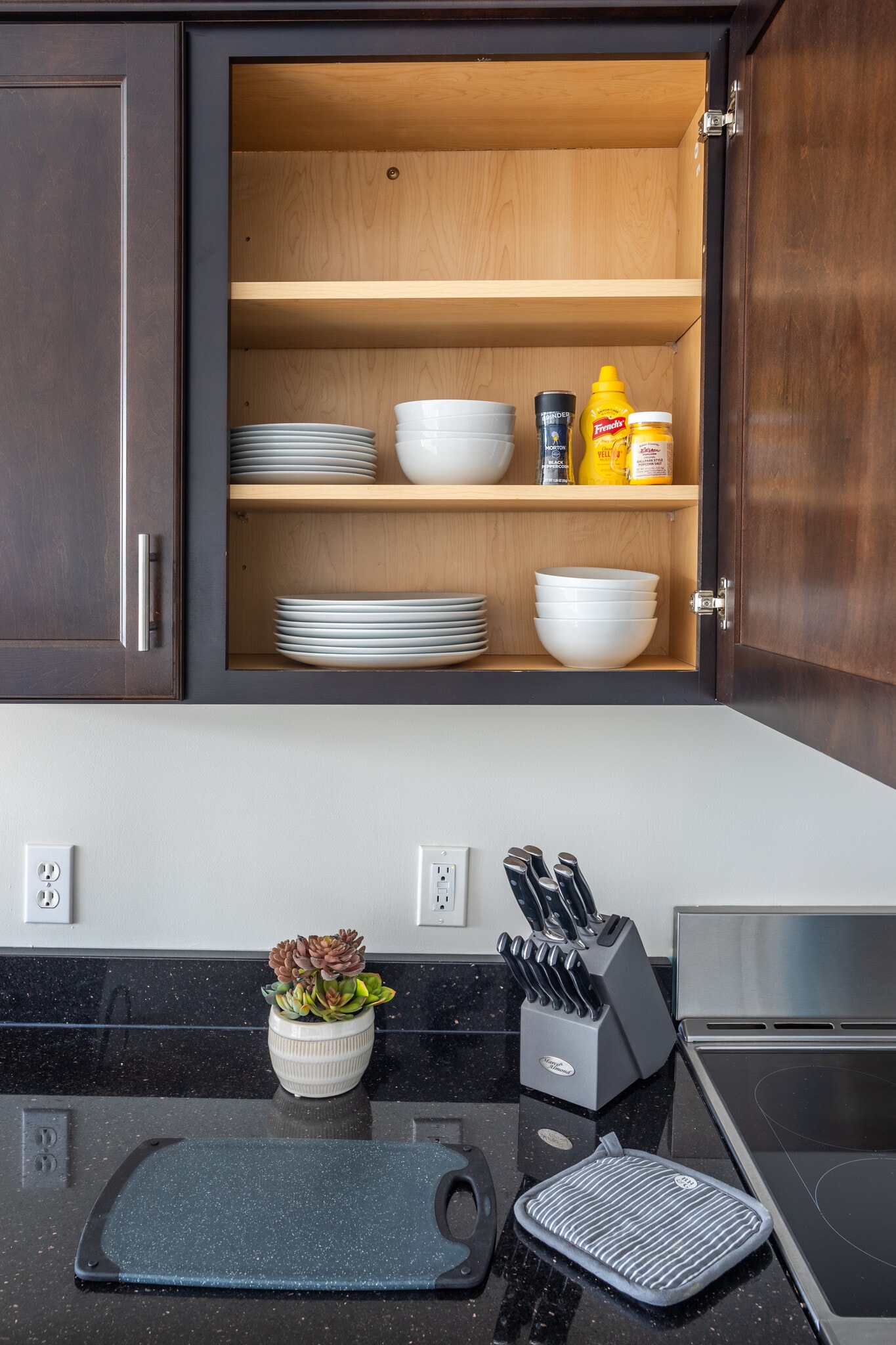 Open Kitchen w/ High-End Appliances & Counter Seating - 1221 Broad St