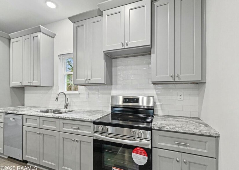 Building Photo - 204 Romero St