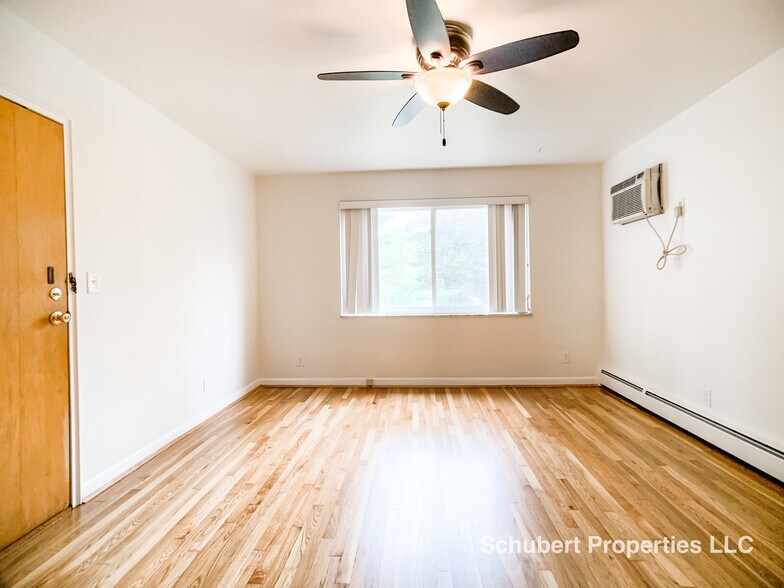 Living room - 3154 Schubert Ave