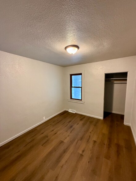 Building Photo - 406 Center Ave