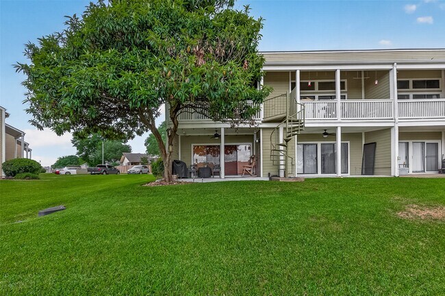 Building Photo - 180 April Point Dr S