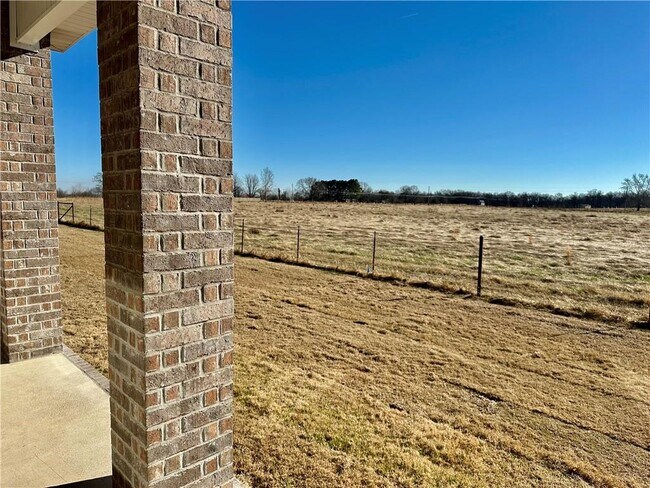 Building Photo - 2421 Longfellow Dr