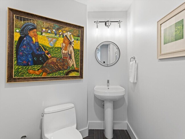 Building Photo - Large Corner Unit at STAR TOWER!