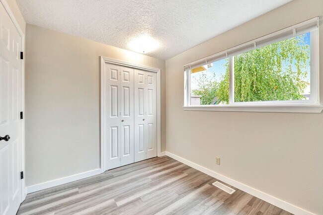 Building Photo - Savage / Ellis Duplex