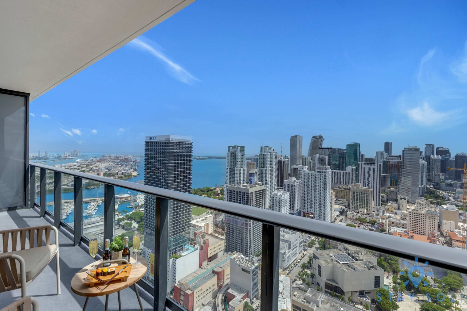 Building Photo - 601 NE 1st Ave