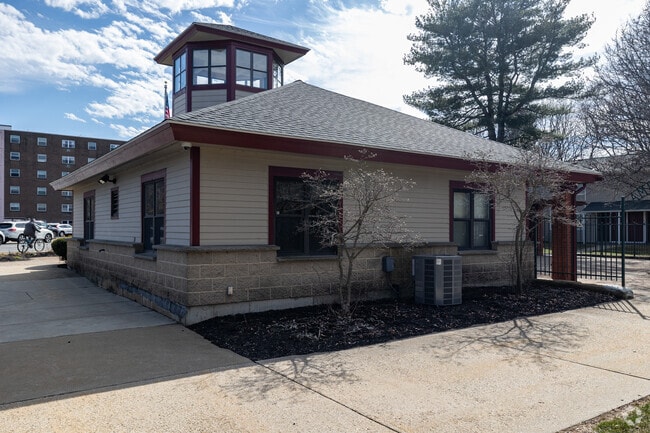 206 Amesbury St Lawrence, MA - Amesbury Gardens