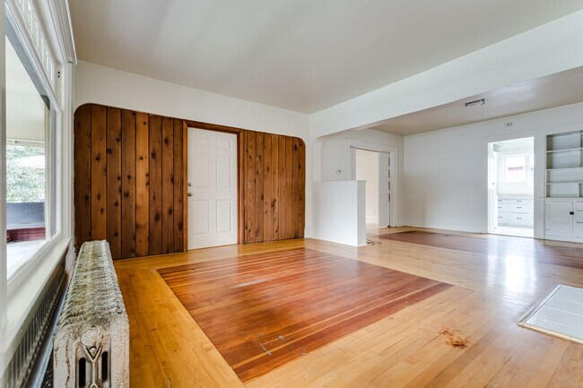 Building Photo - 4 Bedroom Ground Floor Apartment in Westside Neighborhood