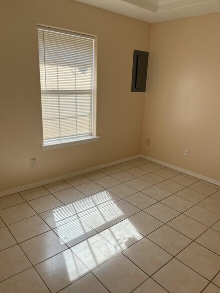 Building Photo - 825 W Bronze Dr